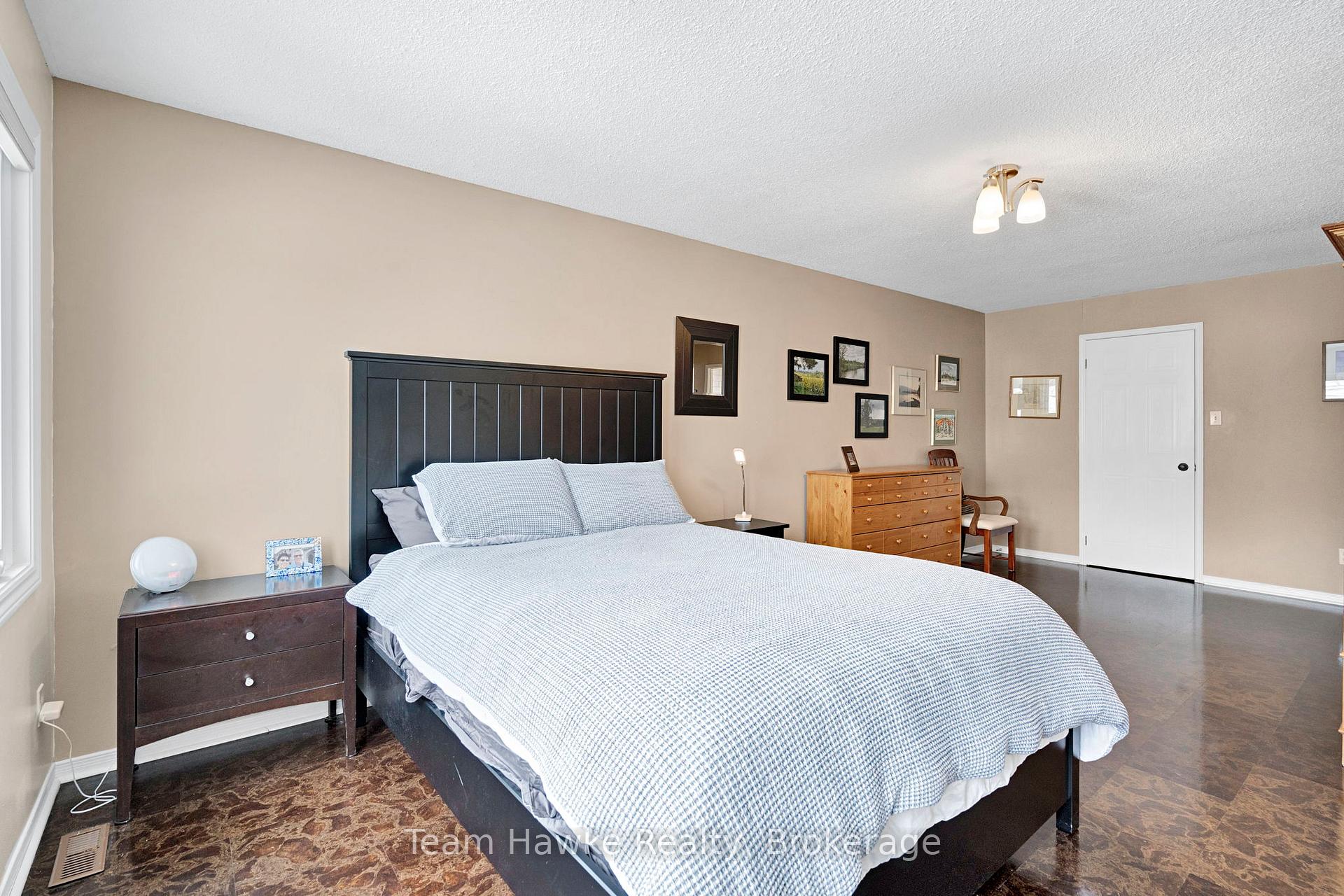 Photo 11 of 945 Dominion Avenue, Midland — HOMEH