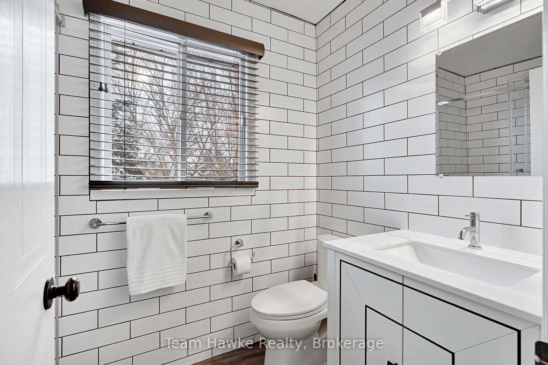 Photo 12 of 945 Dominion Avenue, Midland — HOMEH