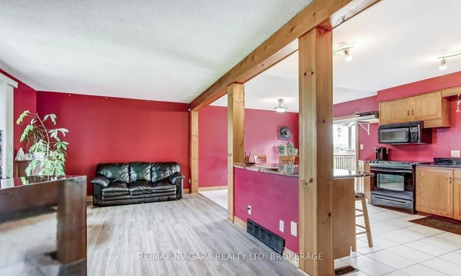 Photo 4 of 851 Forks Road E, Port Colborne, Sherkston — HOMEH