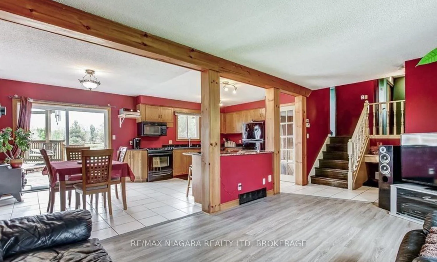 Photo 5 of 851 Forks Road E, Port Colborne, Sherkston — HOMEH