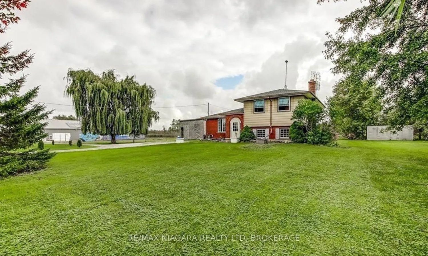 Photo 15 of 851 Forks Road E, Port Colborne, Sherkston — HOMEH
