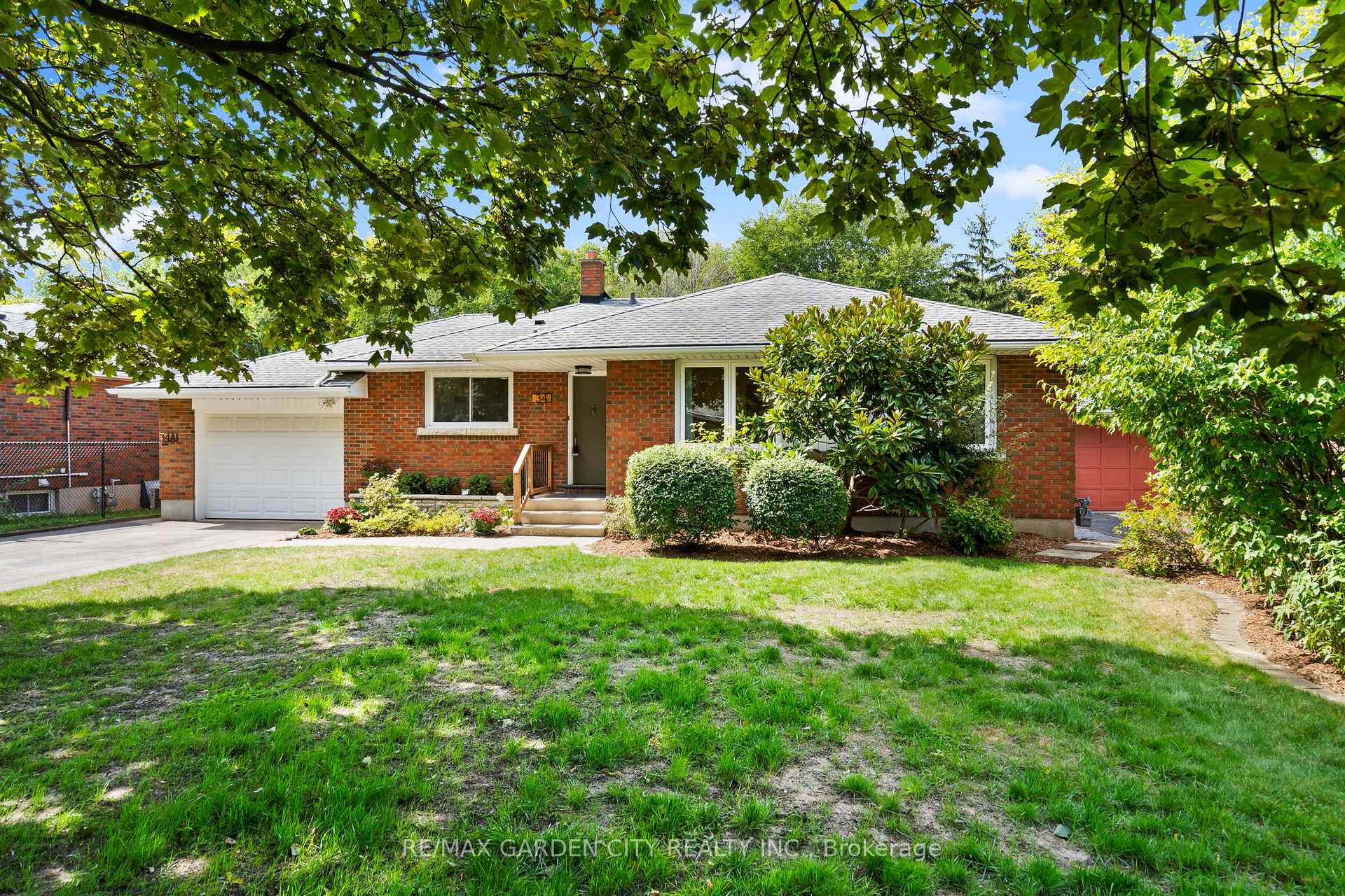 Photo 2 of 34 Kenworth Drive, St. Catharines, Carlton/Bunting — HOMEH