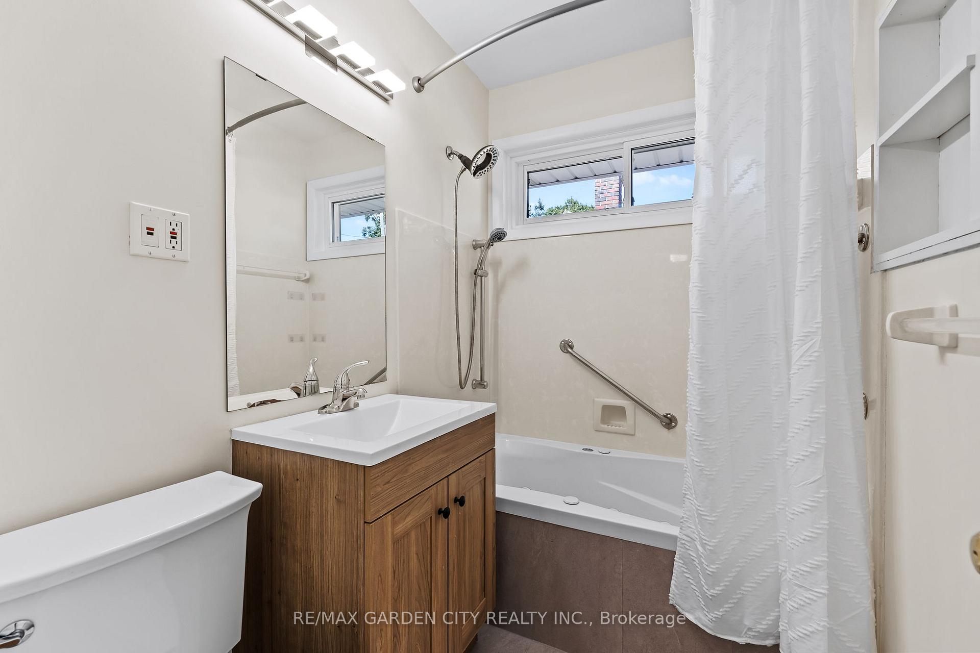 Photo 33 of 34 Kenworth Drive, St. Catharines, Carlton/Bunting — HOMEH