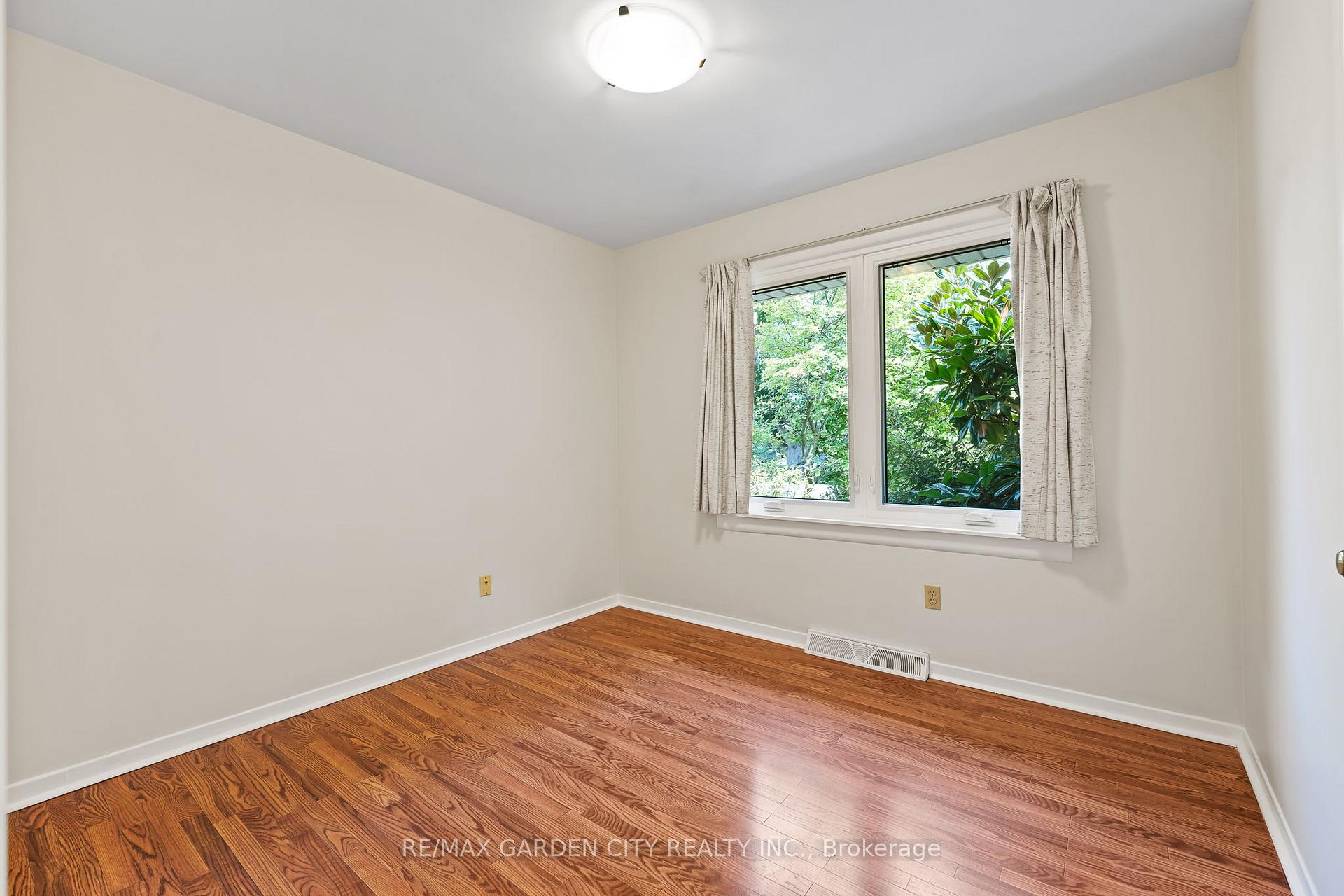 Photo 37 of 34 Kenworth Drive, St. Catharines, Carlton/Bunting — HOMEH