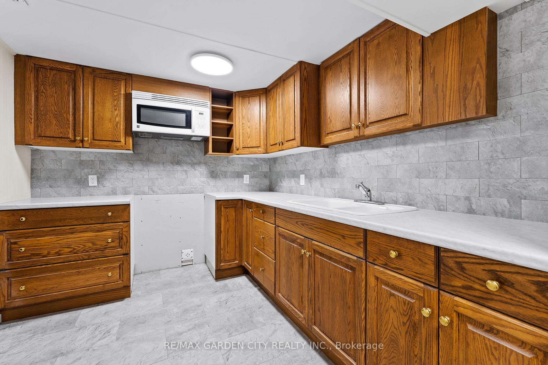 Photo 35 of 34 Kenworth Drive, St. Catharines, Carlton/Bunting — HOMEH