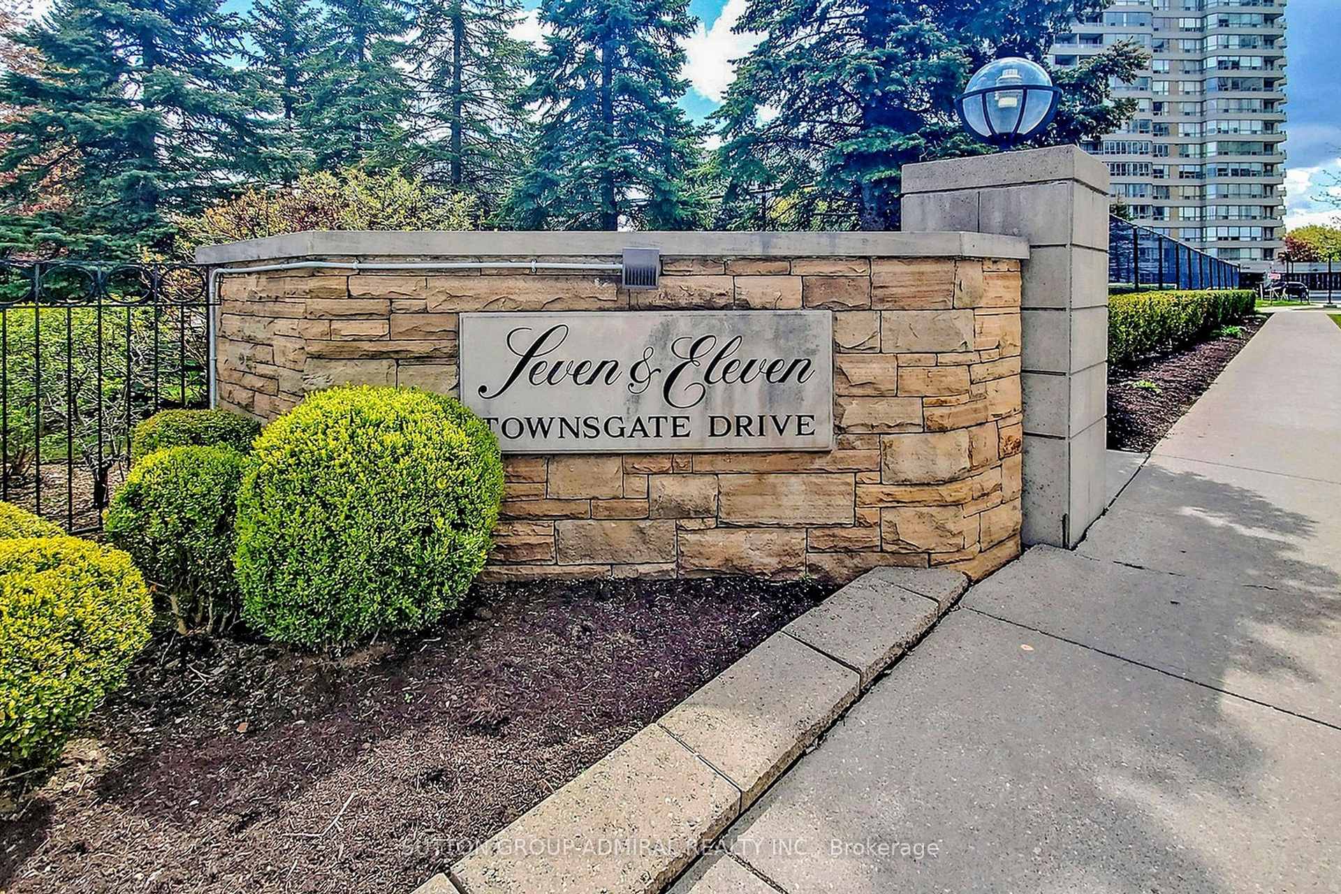 Photo 2 of Unit 512, 11 Townsgate Drive, Vaughan, Crestwood-Springfarm-Yorkhill — HOMEH