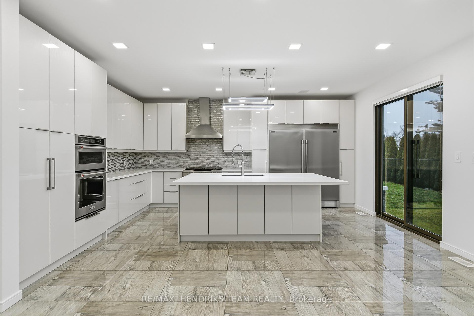 Photo 11 of 39 Sunrow Gate, Hamilton, Lakeshore — HOMEH