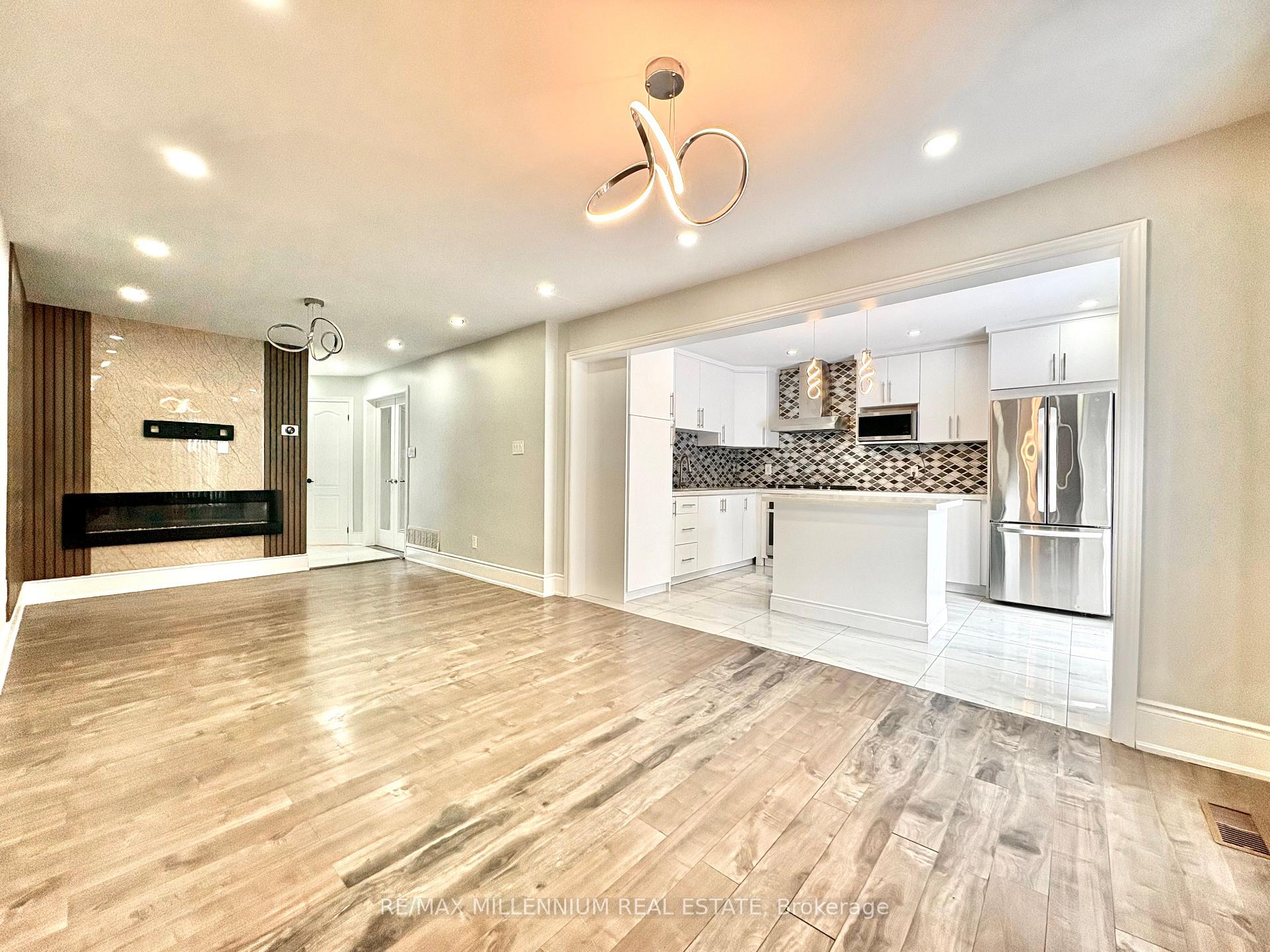 Photo 2 of 28 Hendricks Crescent, Brampton, Fletcher's West — HOMEH