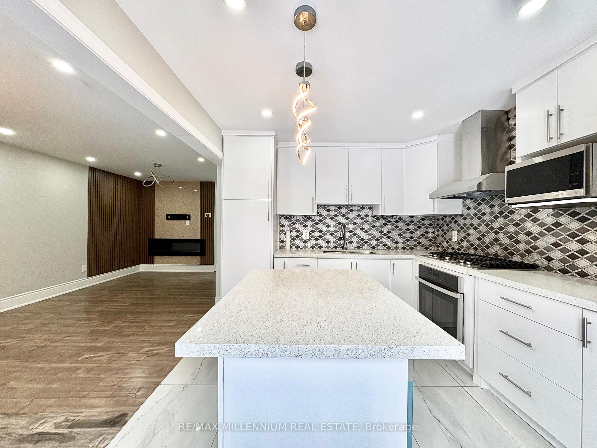 Photo 5 of 28 Hendricks Crescent, Brampton, Fletcher's West — HOMEH