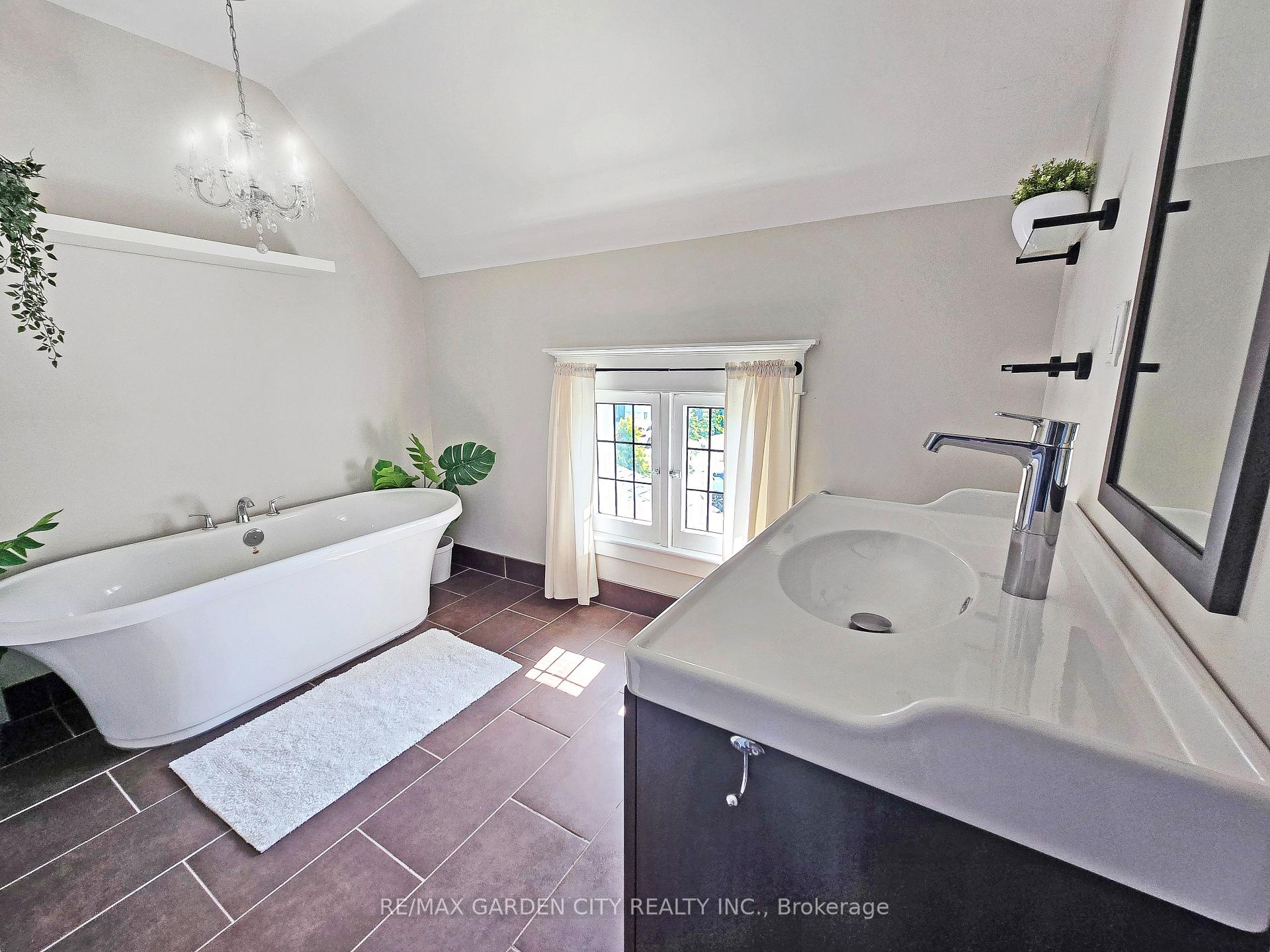 Photo 32 of 14 Robinson Street S, Grimsby, Grimsby East — HOMEH