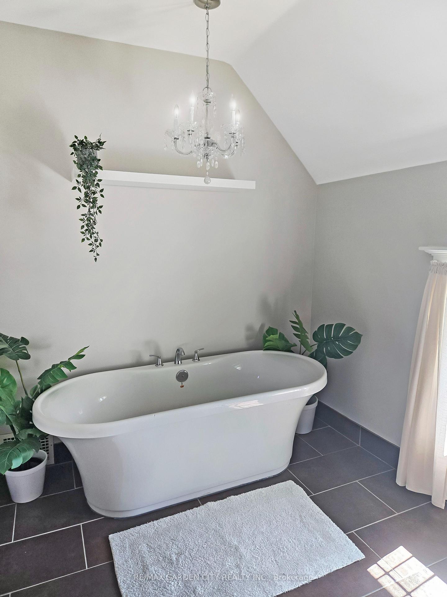 Photo 17 of 14 Robinson Street S, Grimsby, Grimsby East — HOMEH