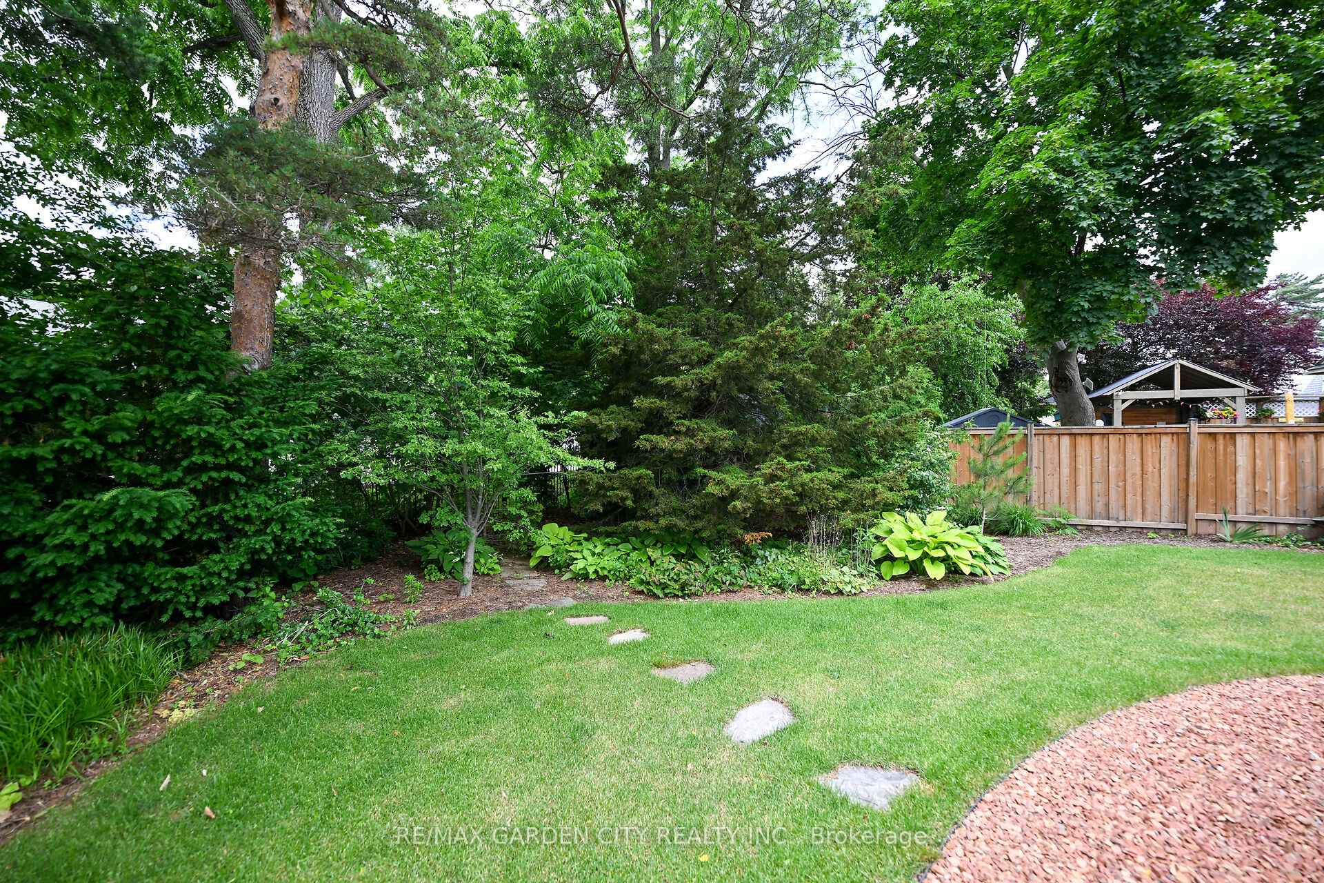 Photo 23 of 14 Robinson Street S, Grimsby, Grimsby East — HOMEH