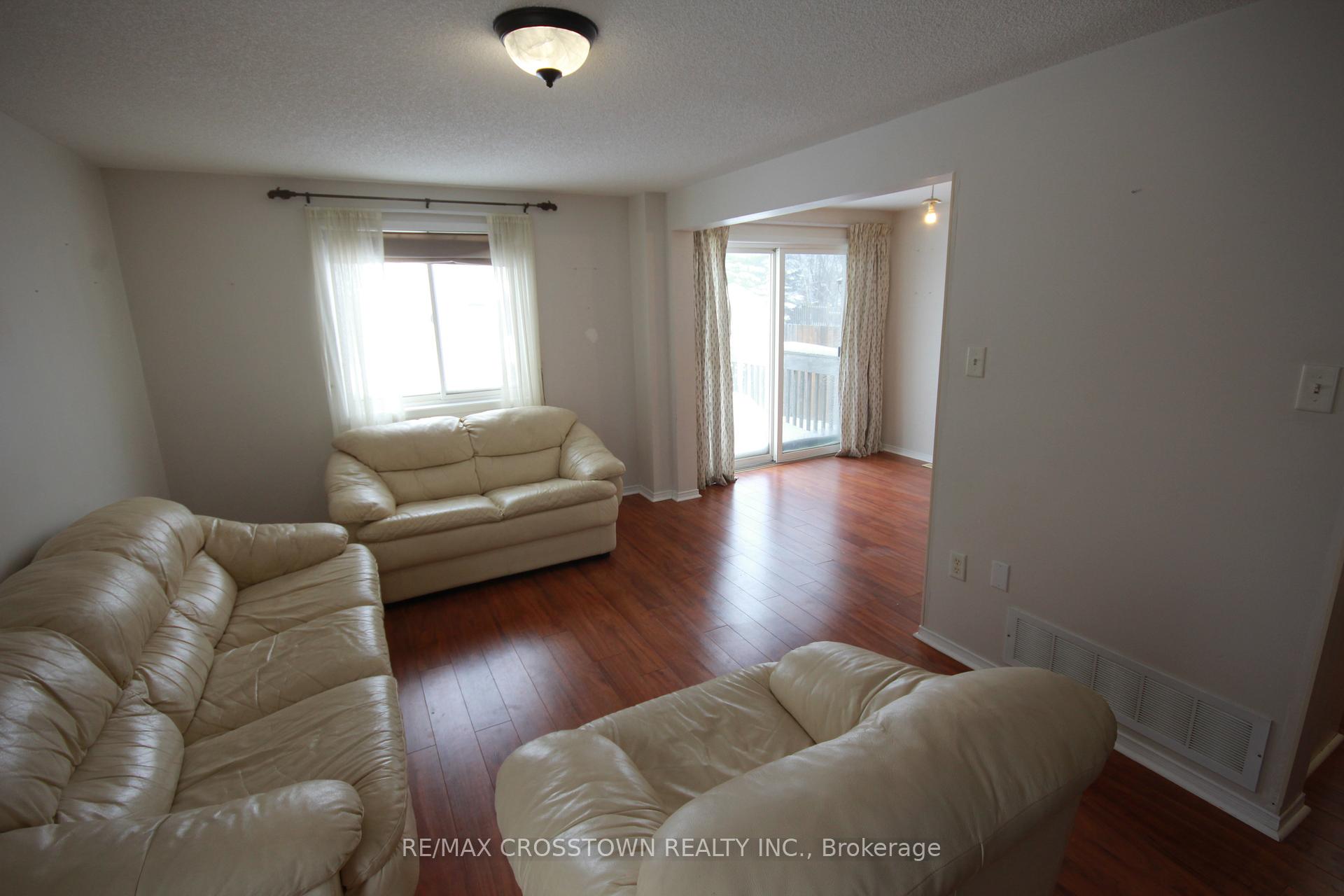 Photo 5 of 157 Nathan Crescent, Barrie, Painswick South — HOMEH