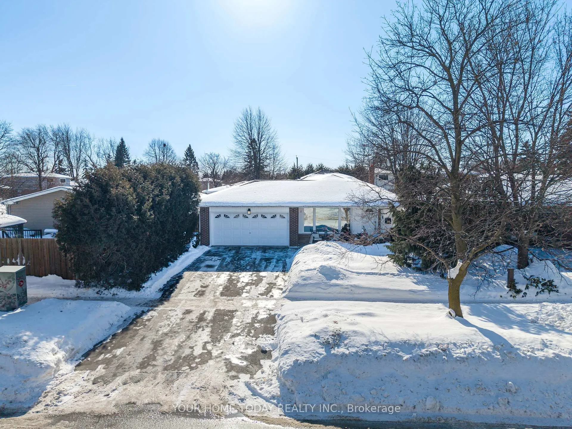 Photo 2 of 260 Delrex Boulevard, Halton Hills, Georgetown — HOMEH