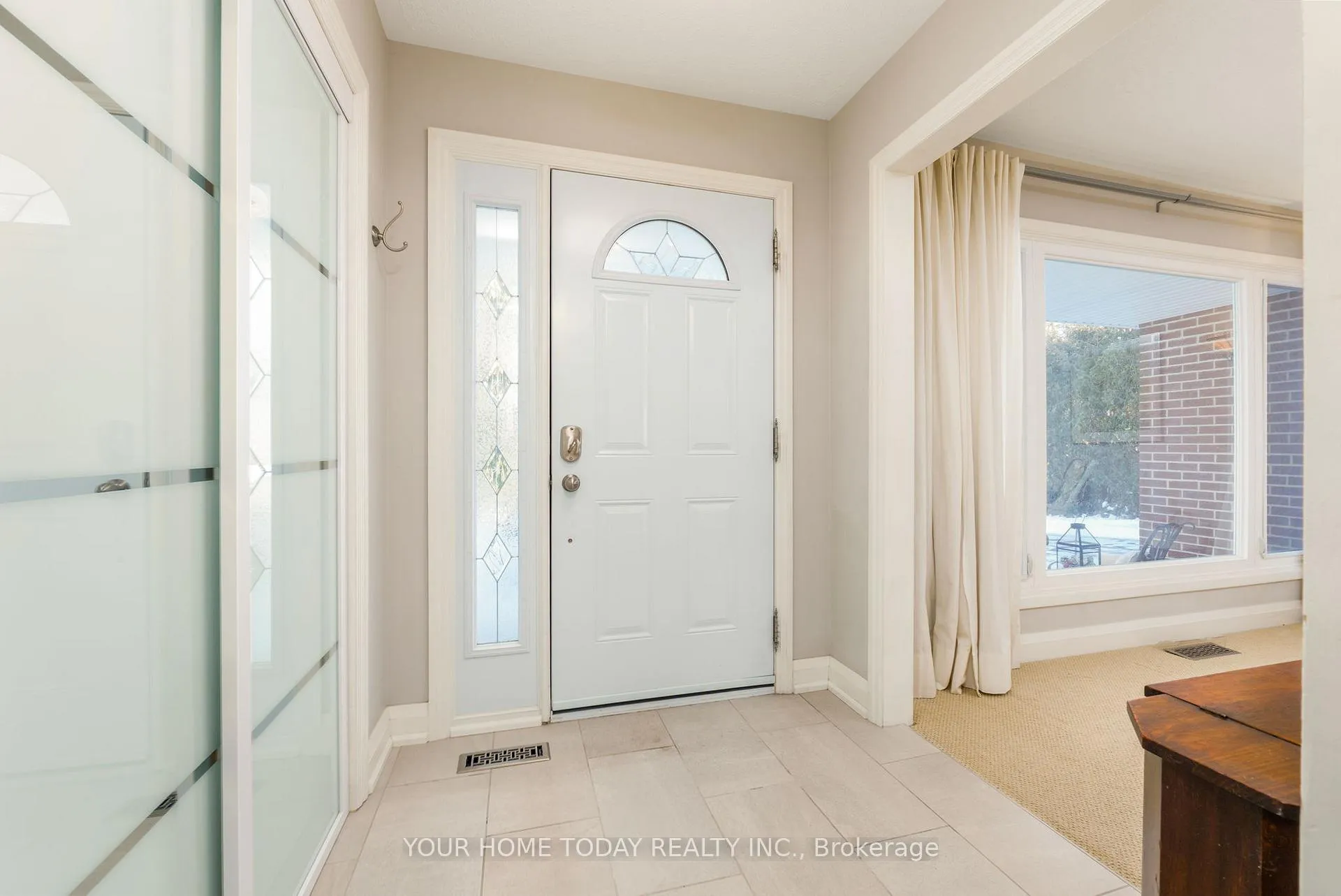 Photo 5 of 260 Delrex Boulevard, Halton Hills, Georgetown — HOMEH