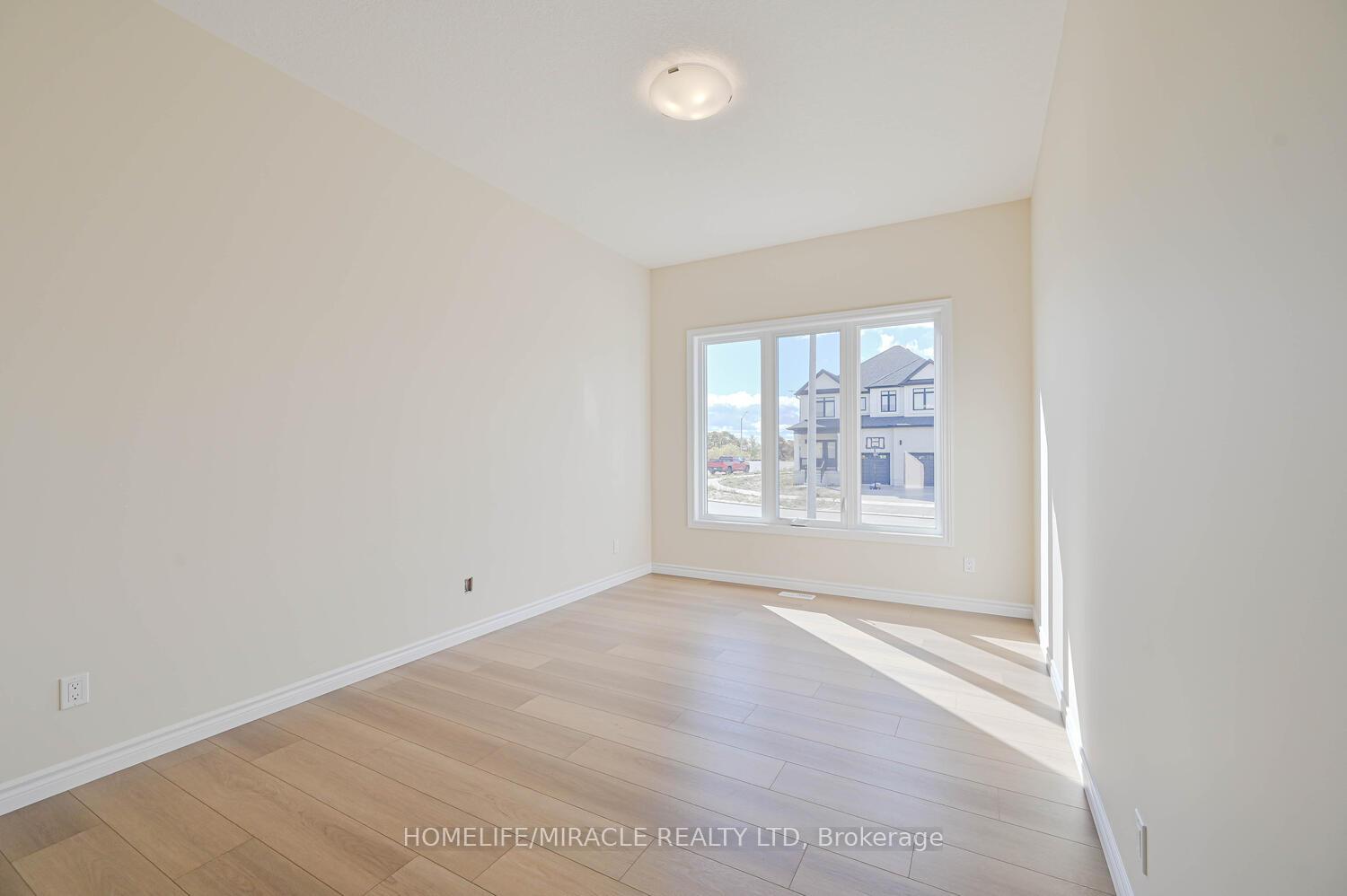 Photo 2 of 16 Munn Crescent, Brant, Paris — HOMEH