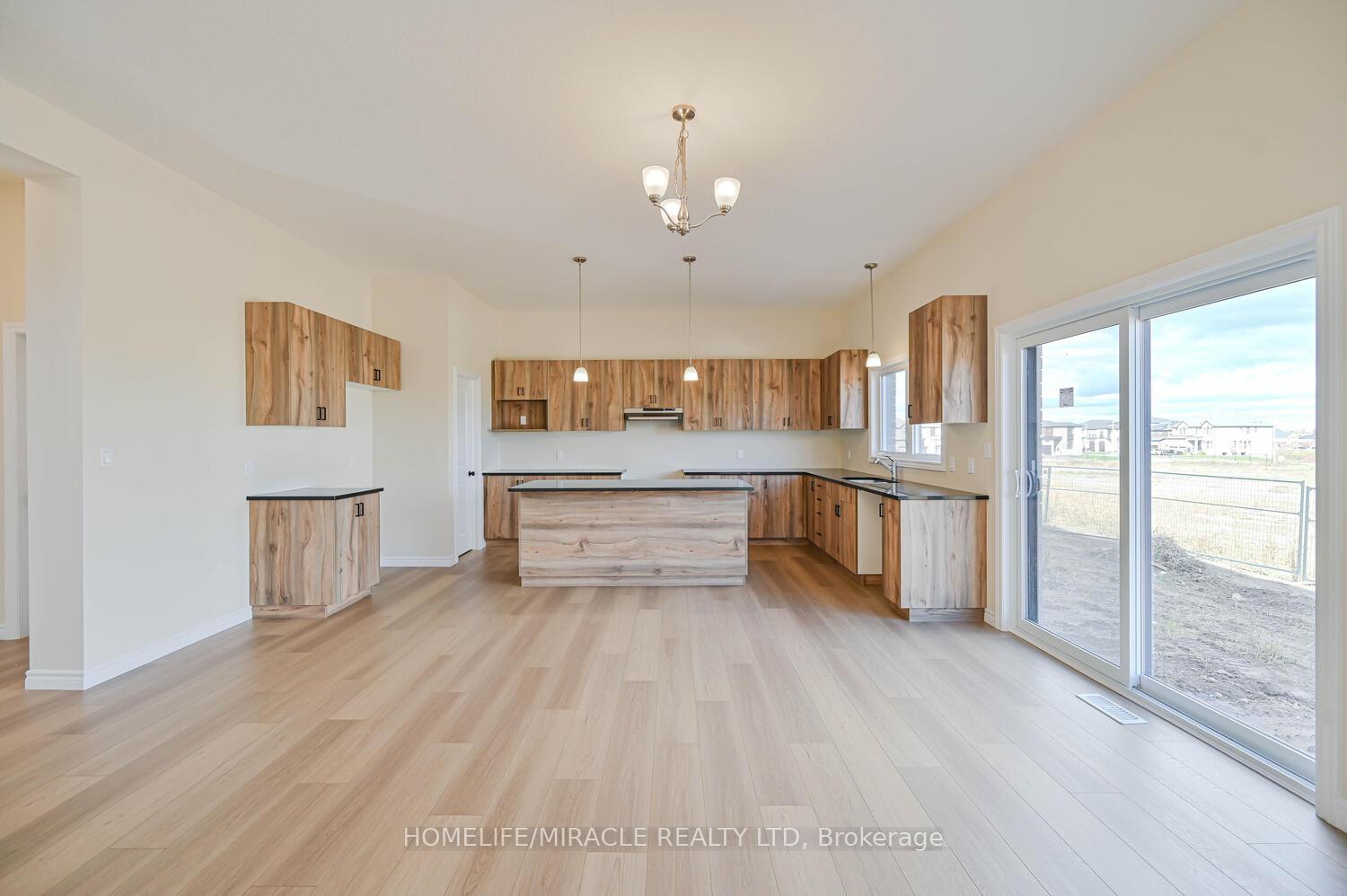 Photo 3 of 16 Munn Crescent, Brant, Paris — HOMEH