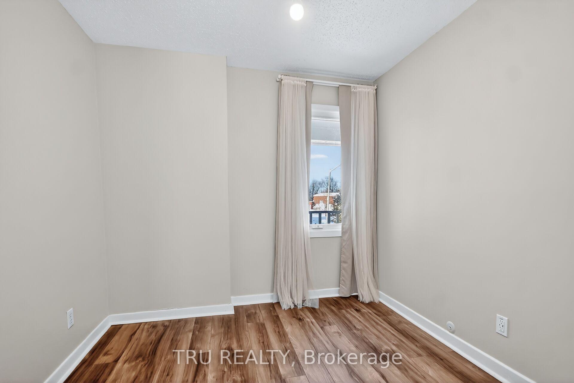 Photo 7 of 12 Apache Crescent, Ottawa, City View/Skyline/Fisher Heights/Parkwood Hills — HOMEH