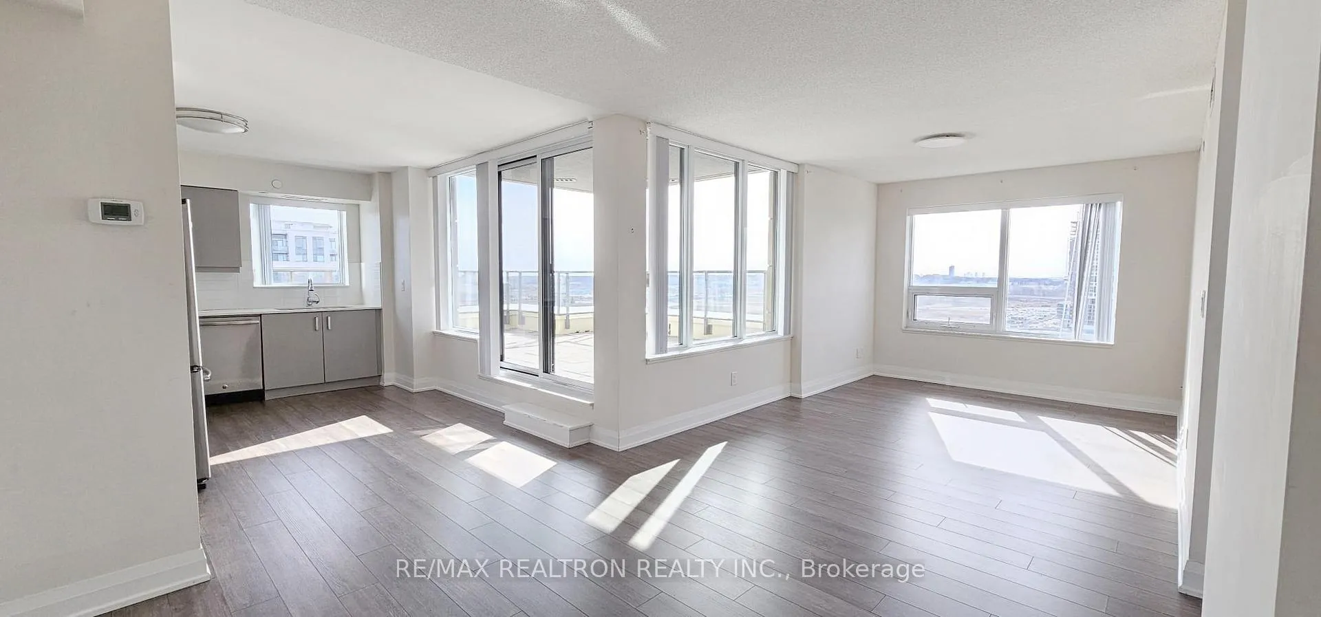 Photo 3 of Unit 2103, 18 Uptown Drive, Markham, Unionville — HOMEH