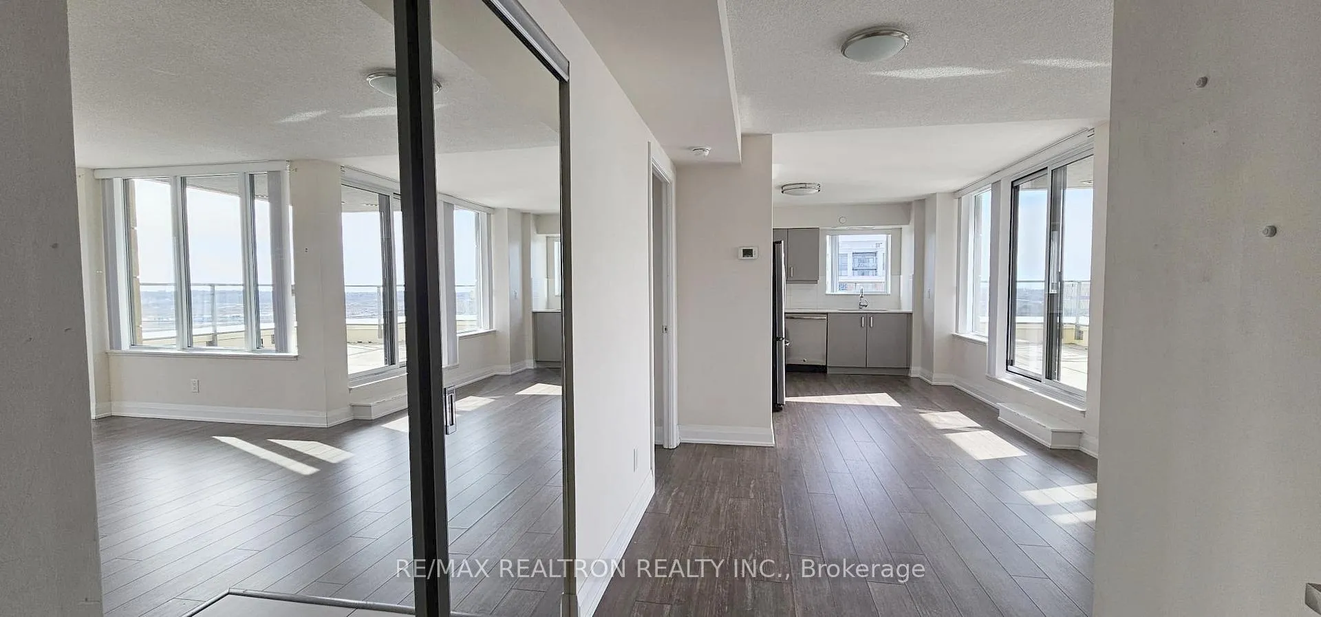 Photo 6 of Unit 2103, 18 Uptown Drive, Markham, Unionville — HOMEH
