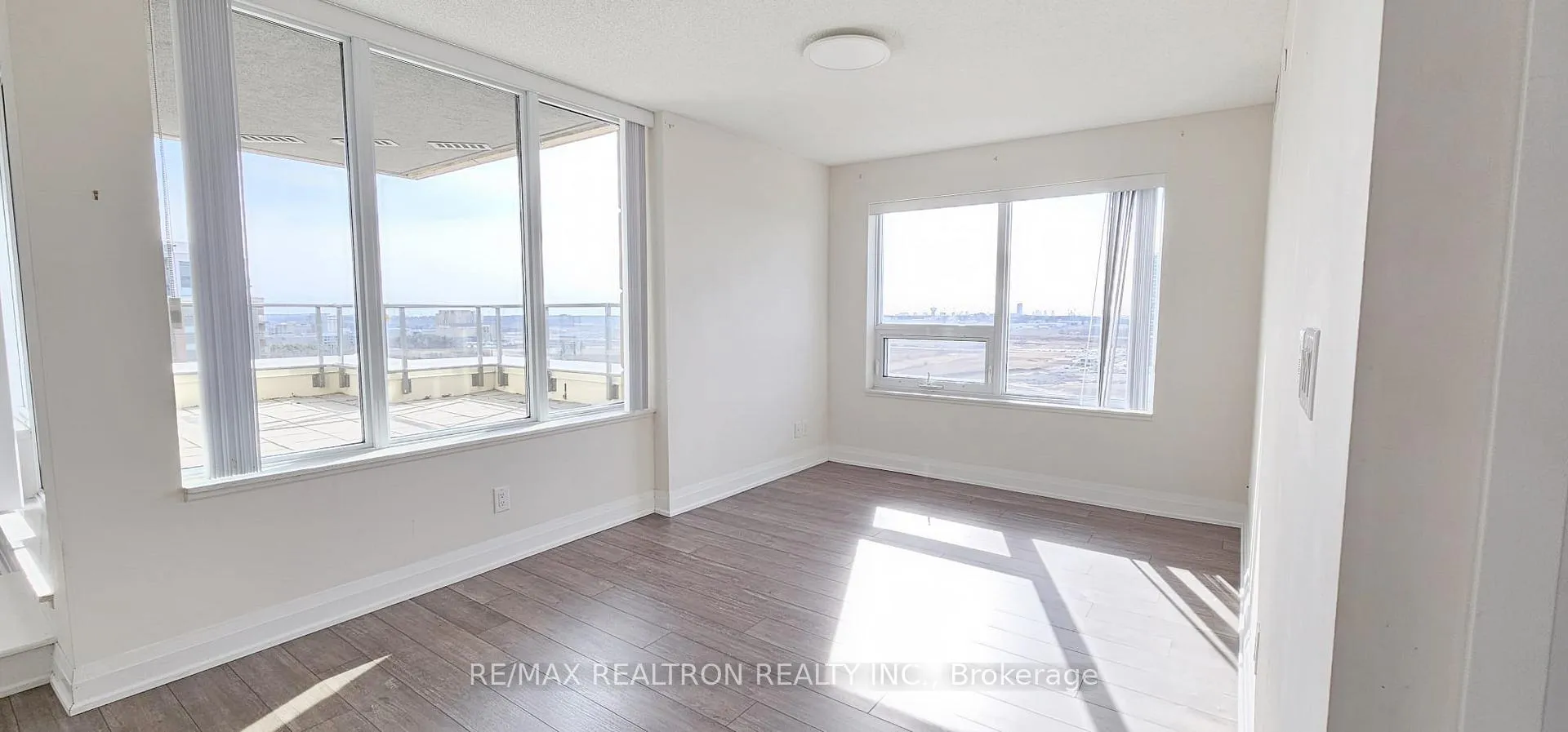 Photo 9 of Unit 2103, 18 Uptown Drive, Markham, Unionville — HOMEH