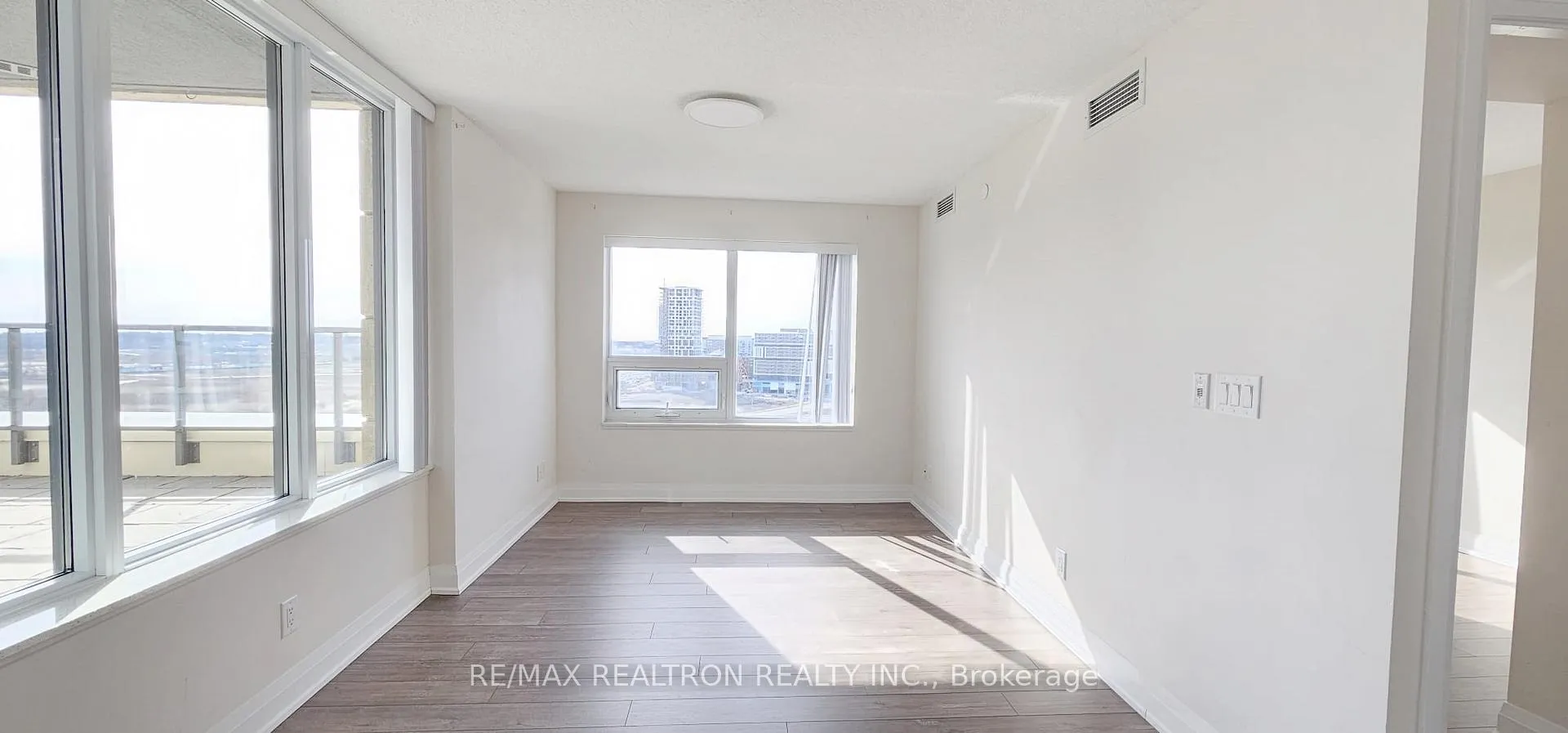 Photo 10 of Unit 2103, 18 Uptown Drive, Markham, Unionville — HOMEH
