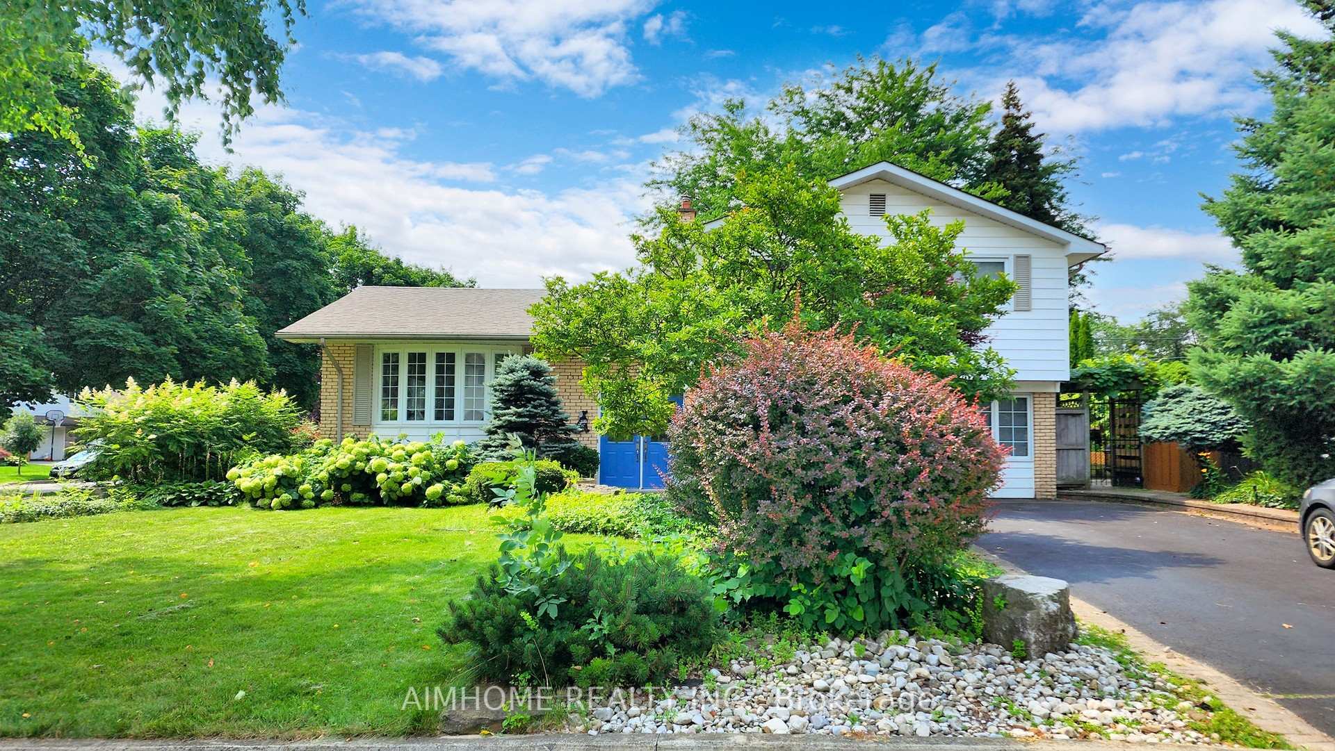 Photo 2 of 504 Fenwick Place, Burlington, Roseland — HOMEH