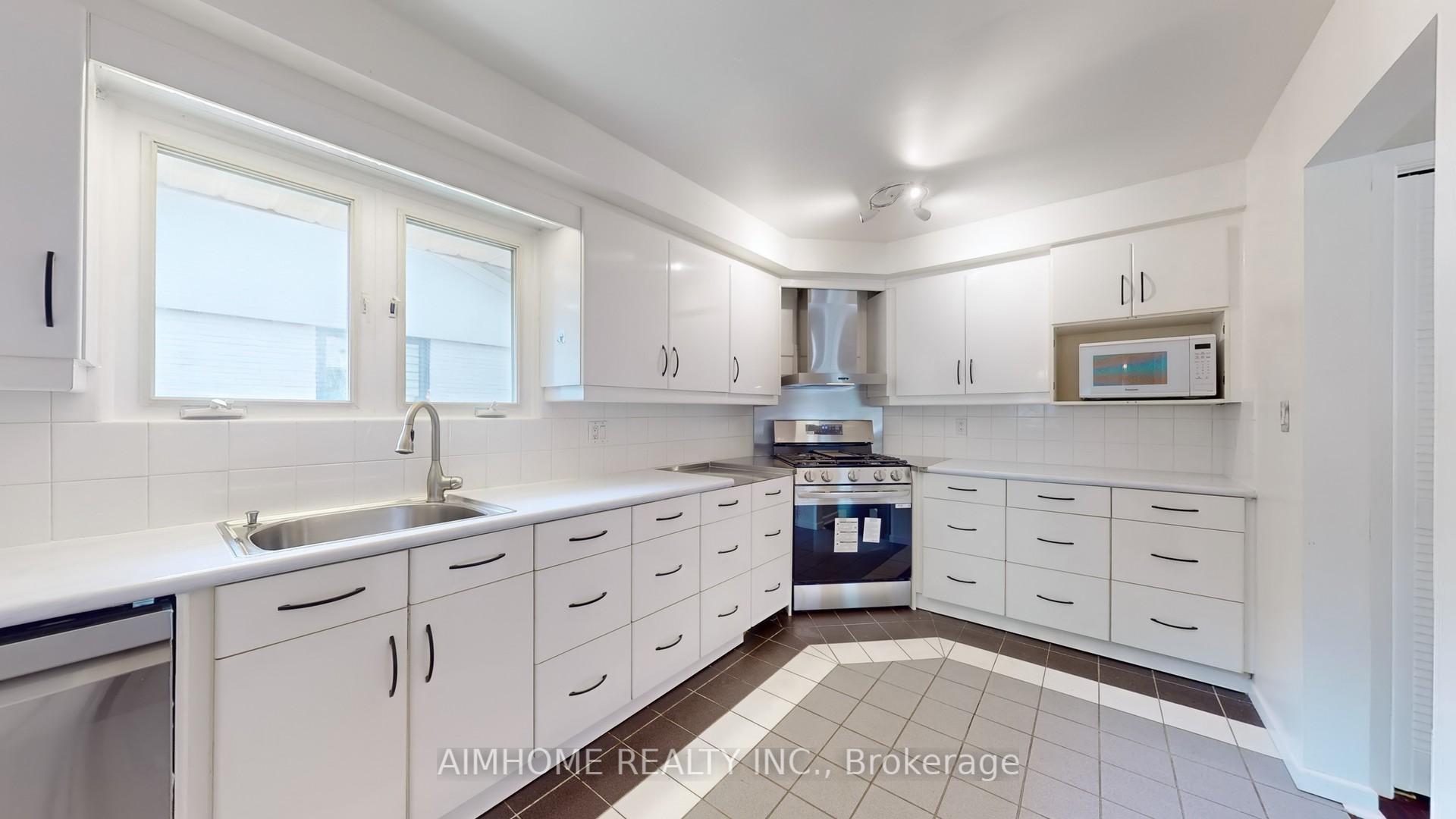 Photo 8 of 504 Fenwick Place, Burlington, Roseland — HOMEH