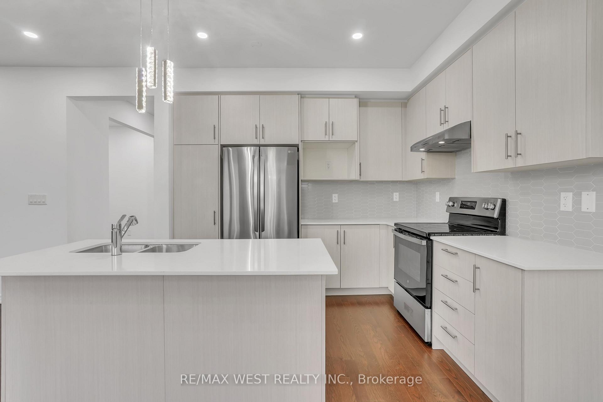 Photo 3 of 22 Phoenix Boulevard, Barrie, Rural Barrie Southeast — HOMEH