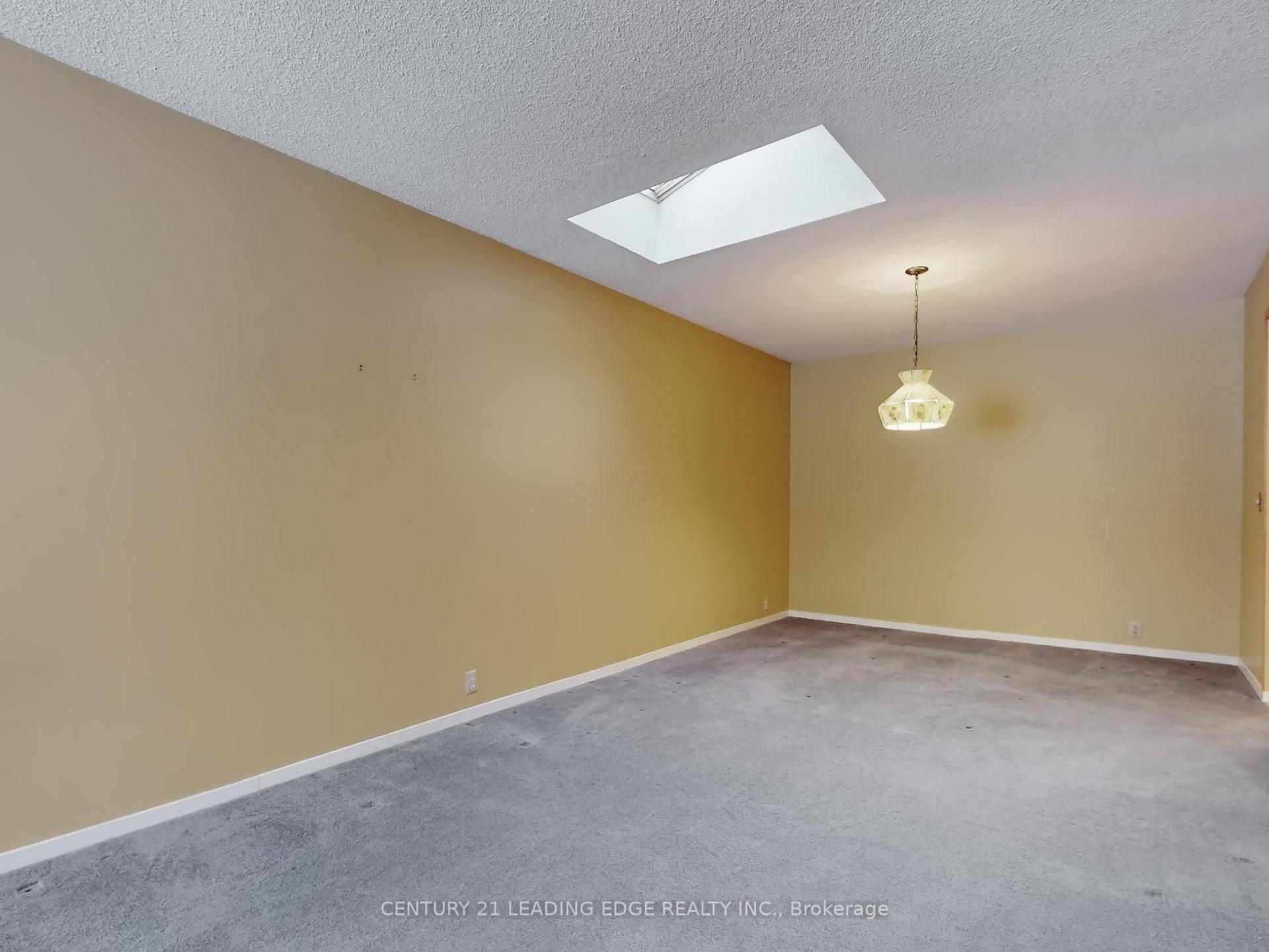 Photo 5 of 30 Madsen Crescent, Markham, Markville — HOMEH
