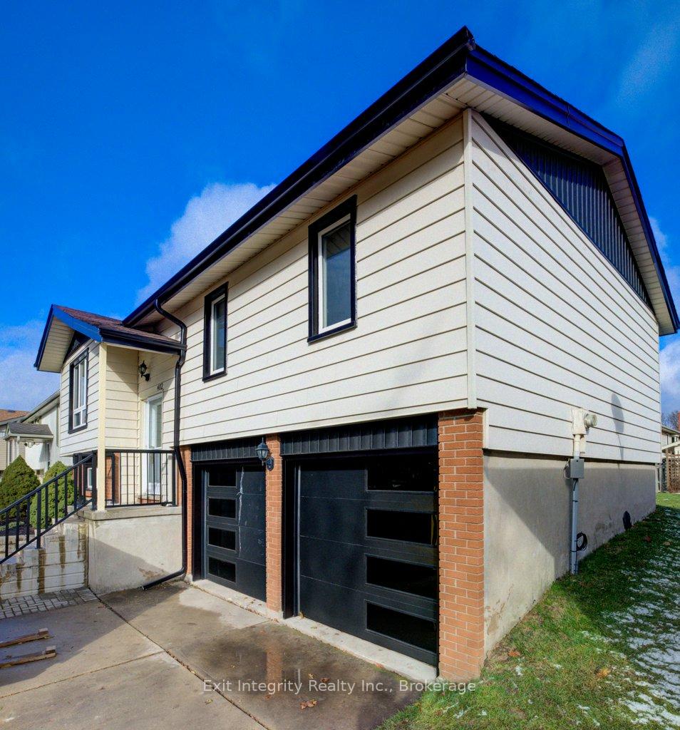 Photo 2 of 402 Heritage Drive, Kitchener — HOMEH