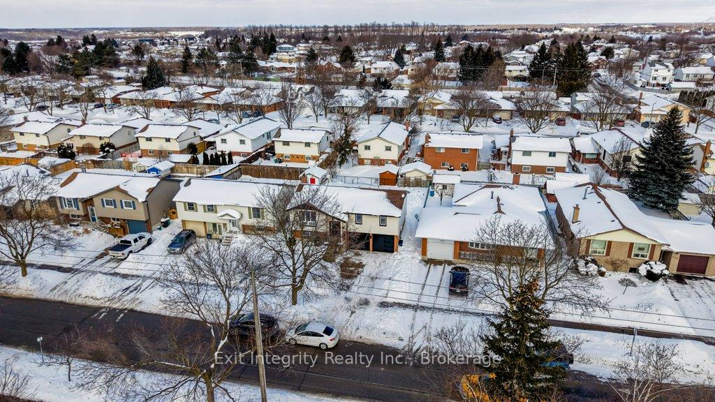 Photo 5 of 402 Heritage Drive, Kitchener — HOMEH