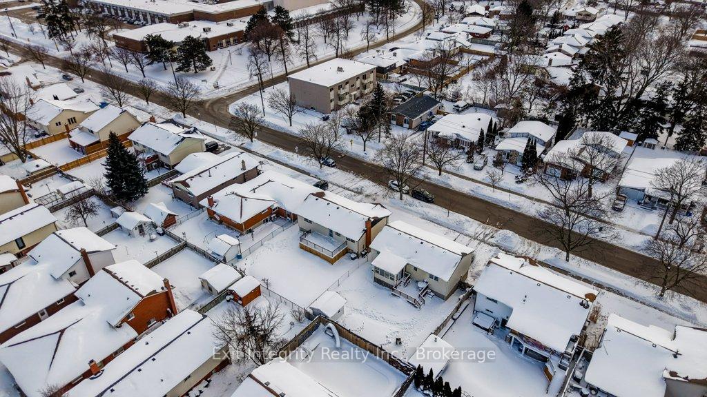 Photo 8 of 402 Heritage Drive, Kitchener — HOMEH