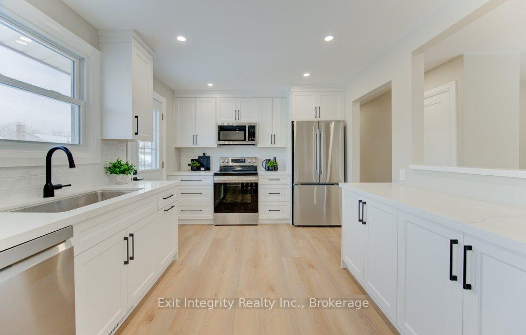 Photo 10 of 402 Heritage Drive, Kitchener — HOMEH