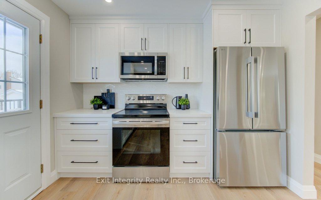 Photo 13 of 402 Heritage Drive, Kitchener — HOMEH