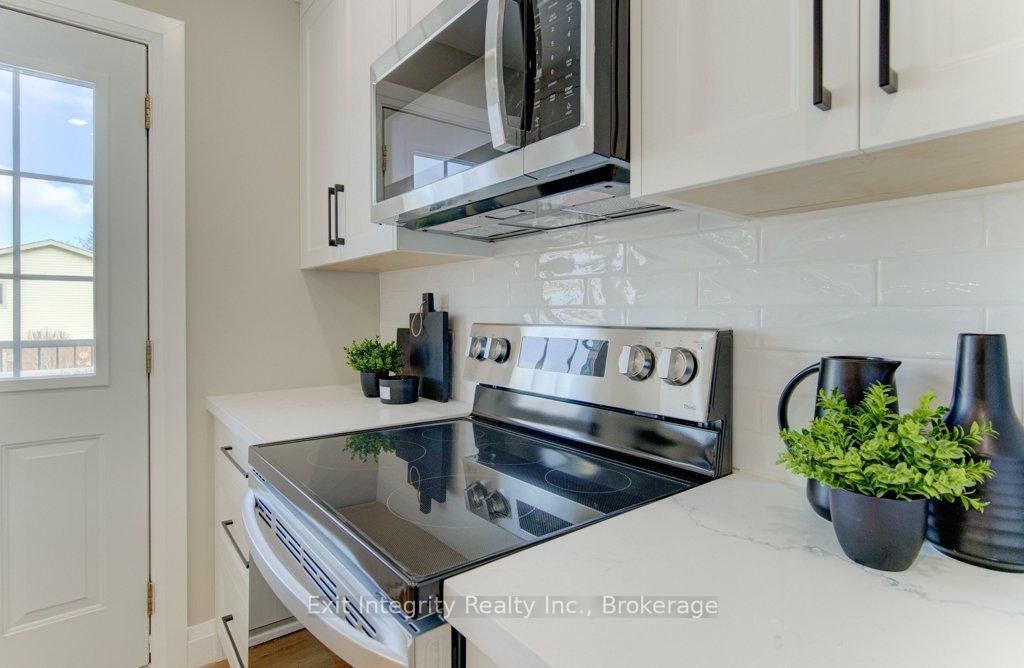 Photo 12 of 402 Heritage Drive, Kitchener — HOMEH