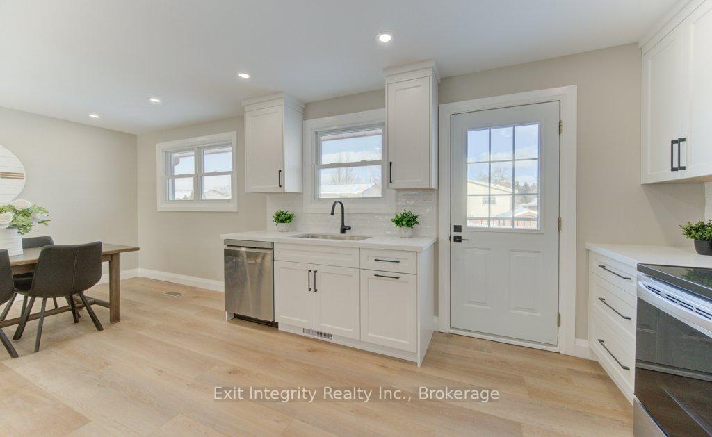 Photo 15 of 402 Heritage Drive, Kitchener — HOMEH