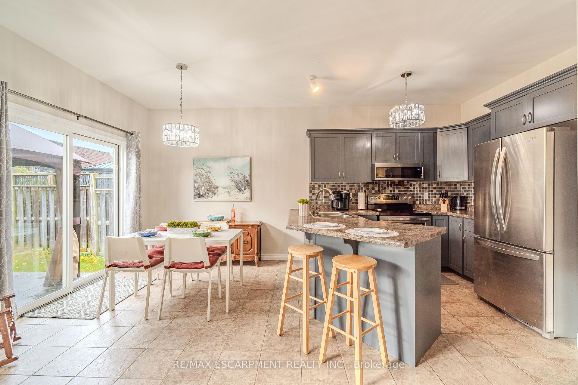 Photo 2 of 11 Irongate Drive, Brant, Paris — HOMEH