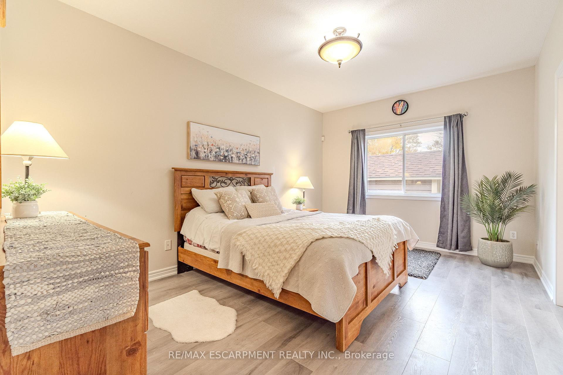Photo 6 of 11 Irongate Drive, Brant, Paris — HOMEH