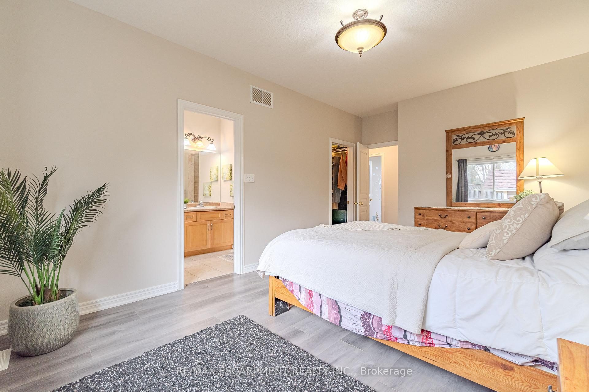 Photo 7 of 11 Irongate Drive, Brant, Paris — HOMEH