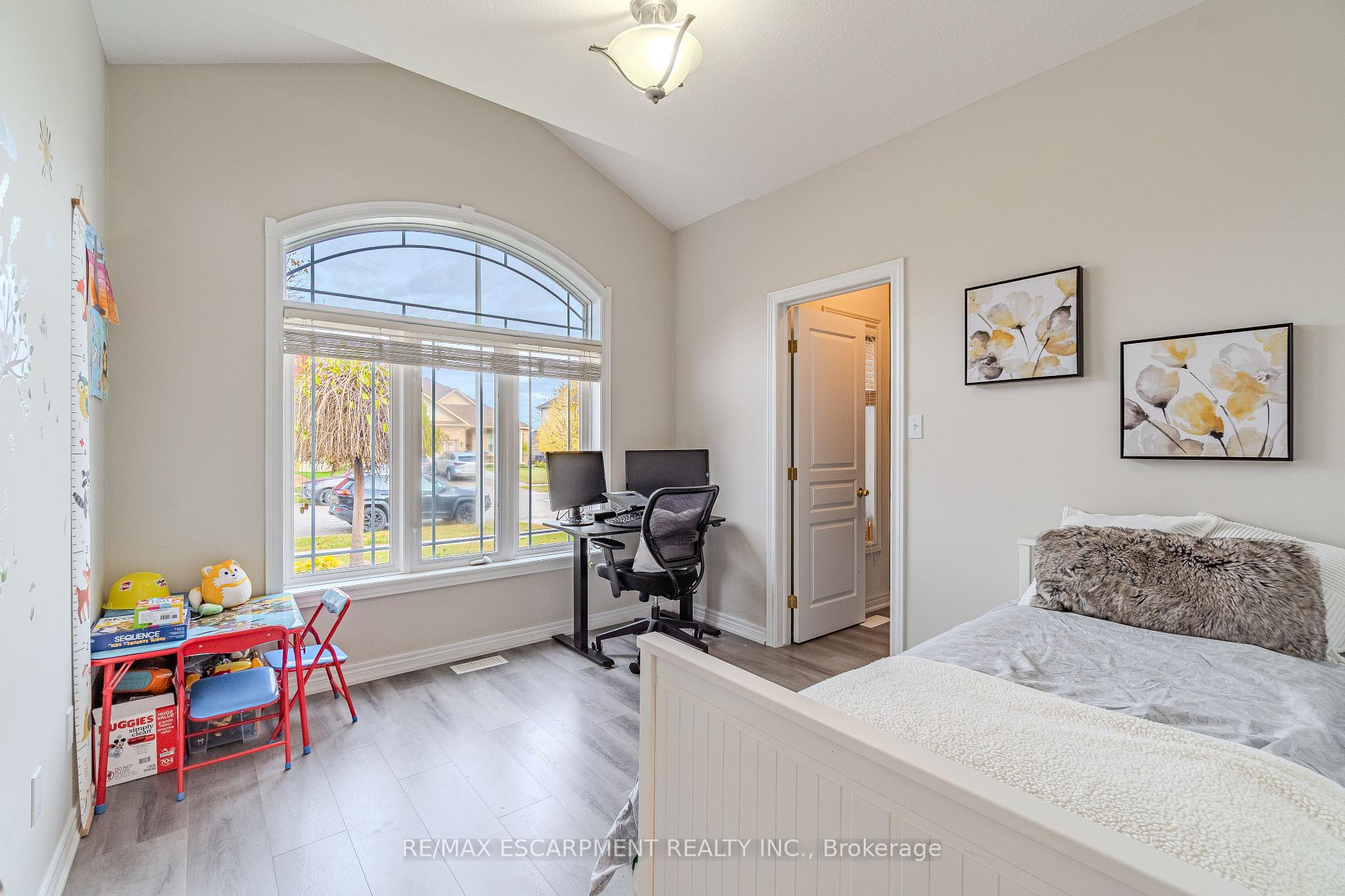 Photo 13 of 11 Irongate Drive, Brant, Paris — HOMEH