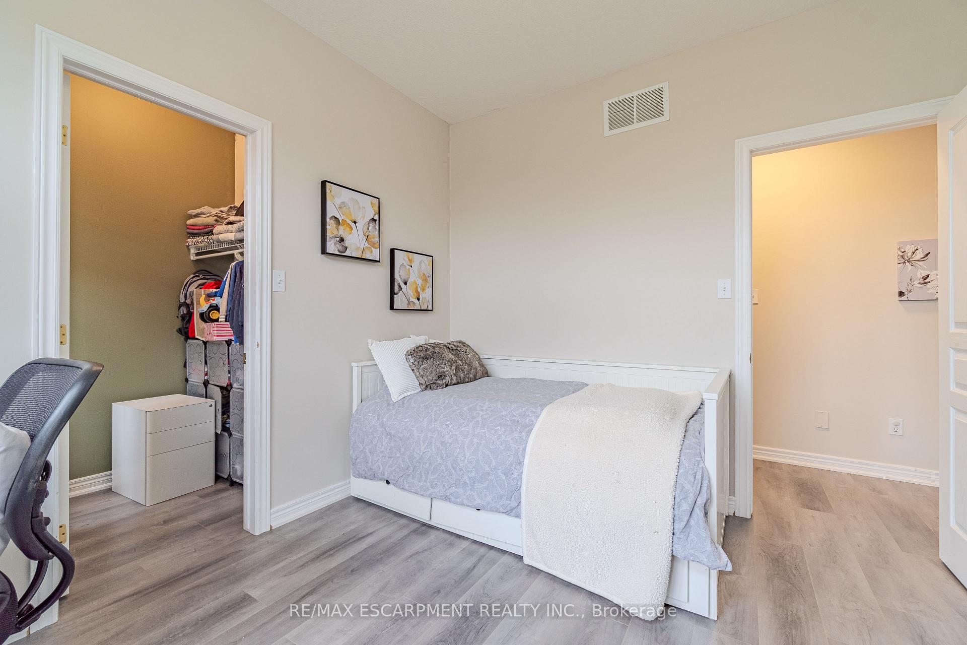 Photo 9 of 11 Irongate Drive, Brant, Paris — HOMEH