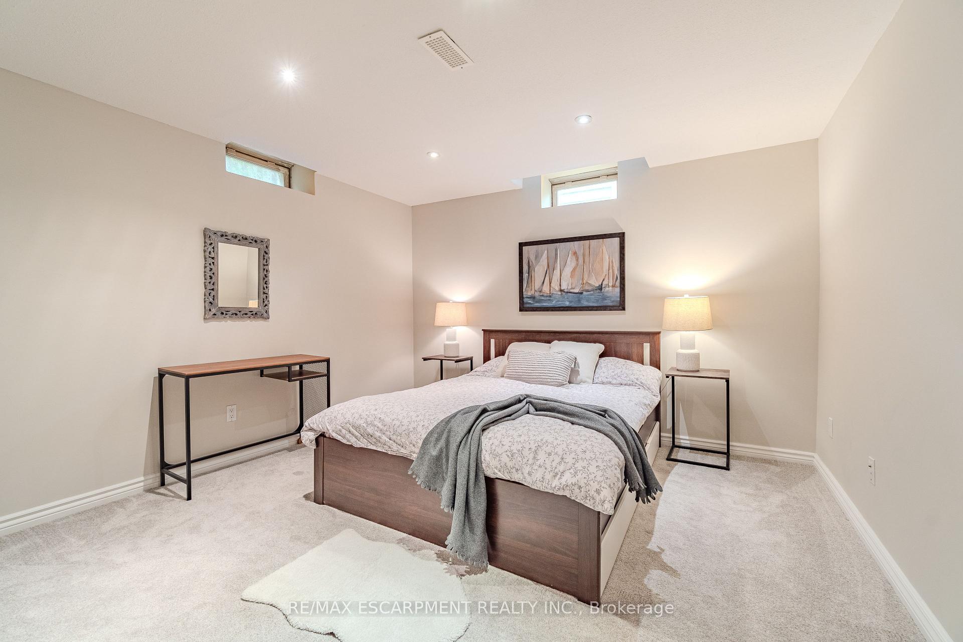 Photo 10 of 11 Irongate Drive, Brant, Paris — HOMEH