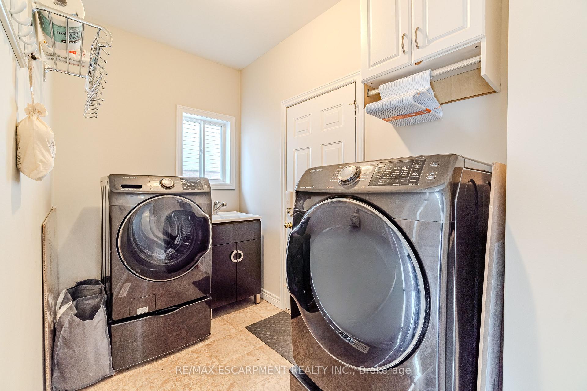 Photo 16 of 11 Irongate Drive, Brant, Paris — HOMEH