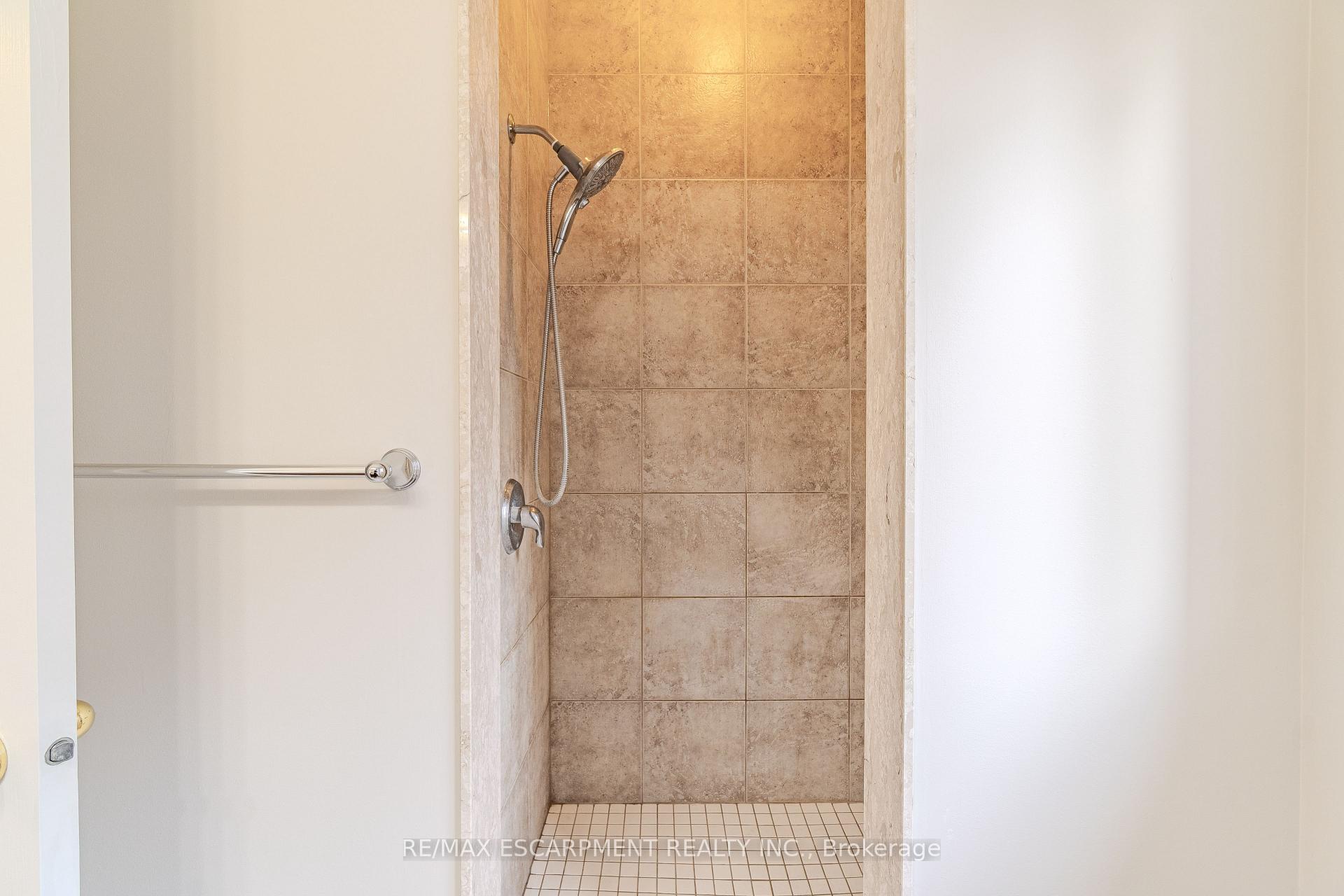 Photo 14 of 11 Irongate Drive, Brant, Paris — HOMEH