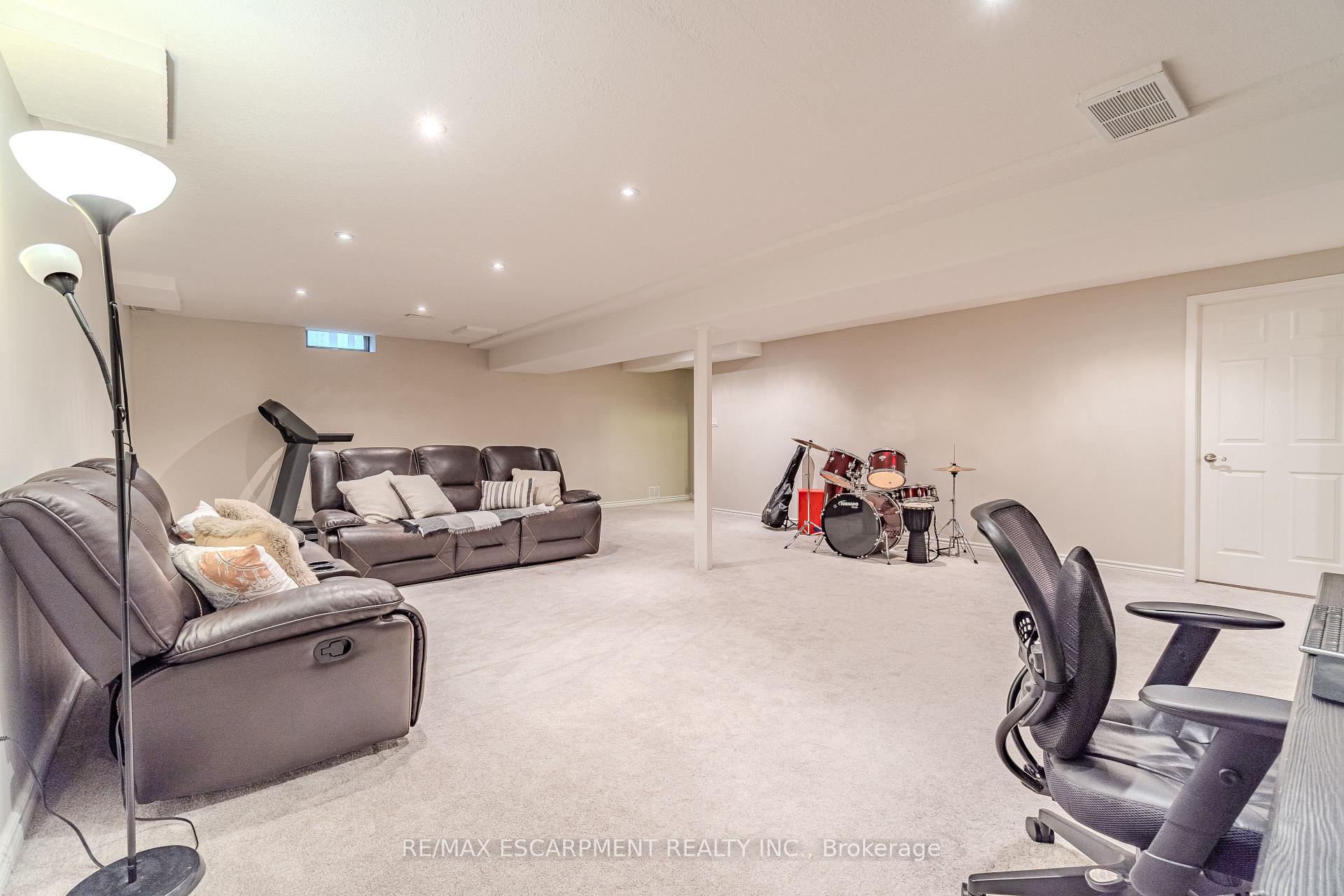 Photo 19 of 11 Irongate Drive, Brant, Paris — HOMEH