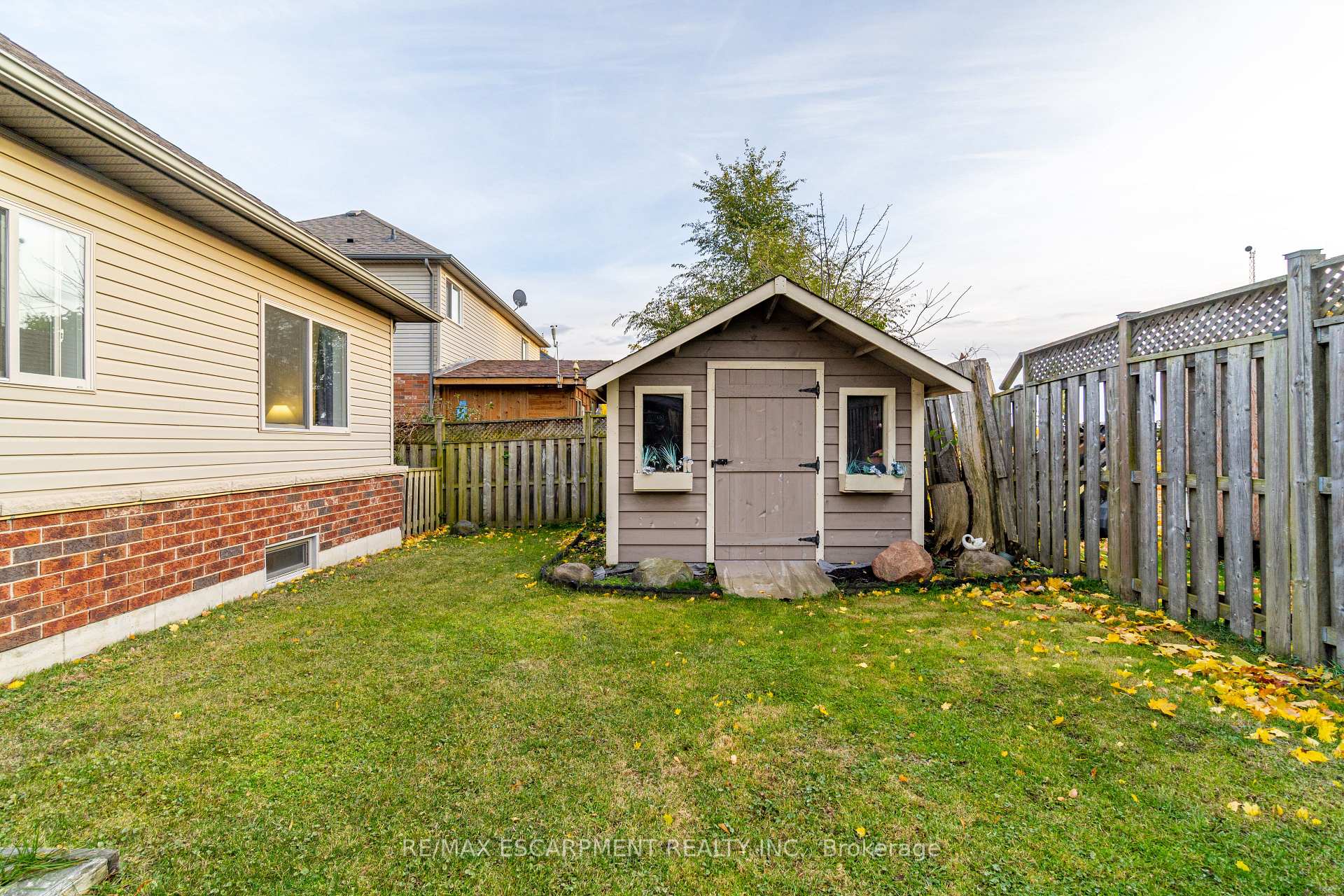 Photo 20 of 11 Irongate Drive, Brant, Paris — HOMEH