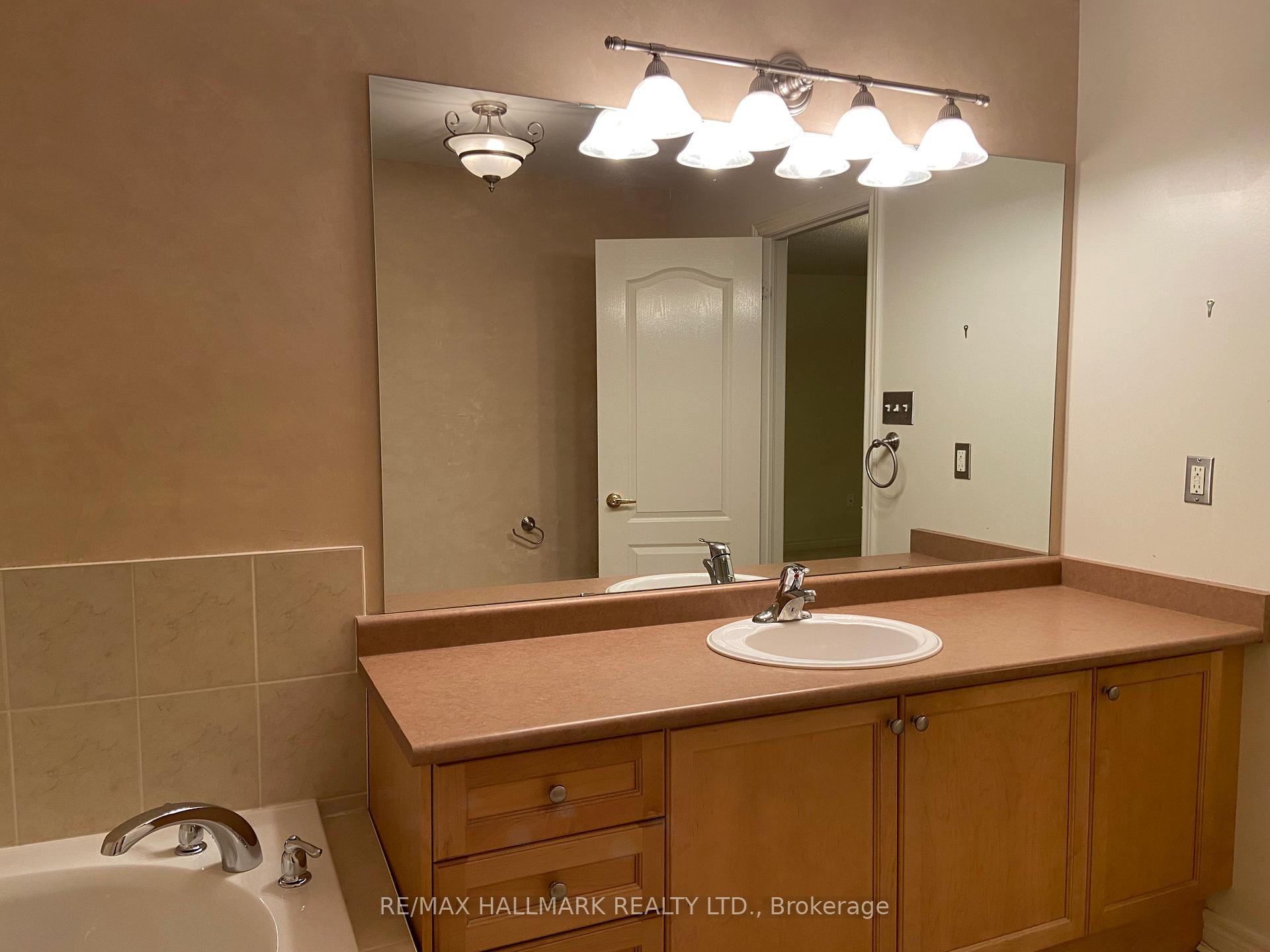 Photo 3 of 56 Destino Crescent, Vaughan, Vellore Village — HOMEH