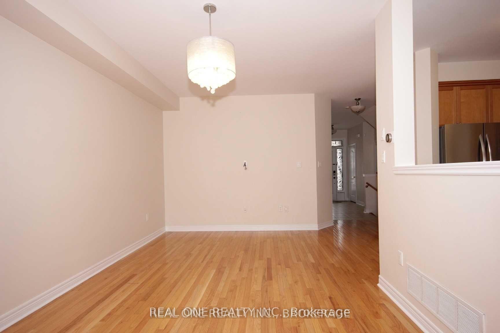 Photo 3 of 116 Mistywood Crescent, Vaughan, Patterson — HOMEH