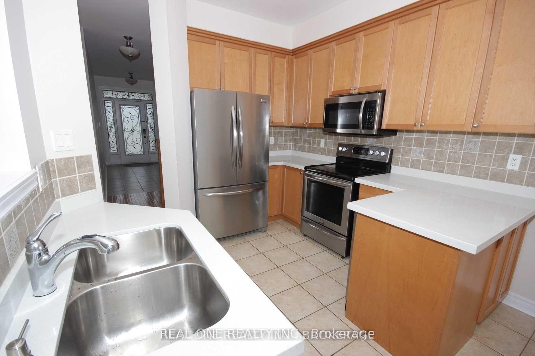 Photo 12 of 116 Mistywood Crescent, Vaughan, Patterson — HOMEH